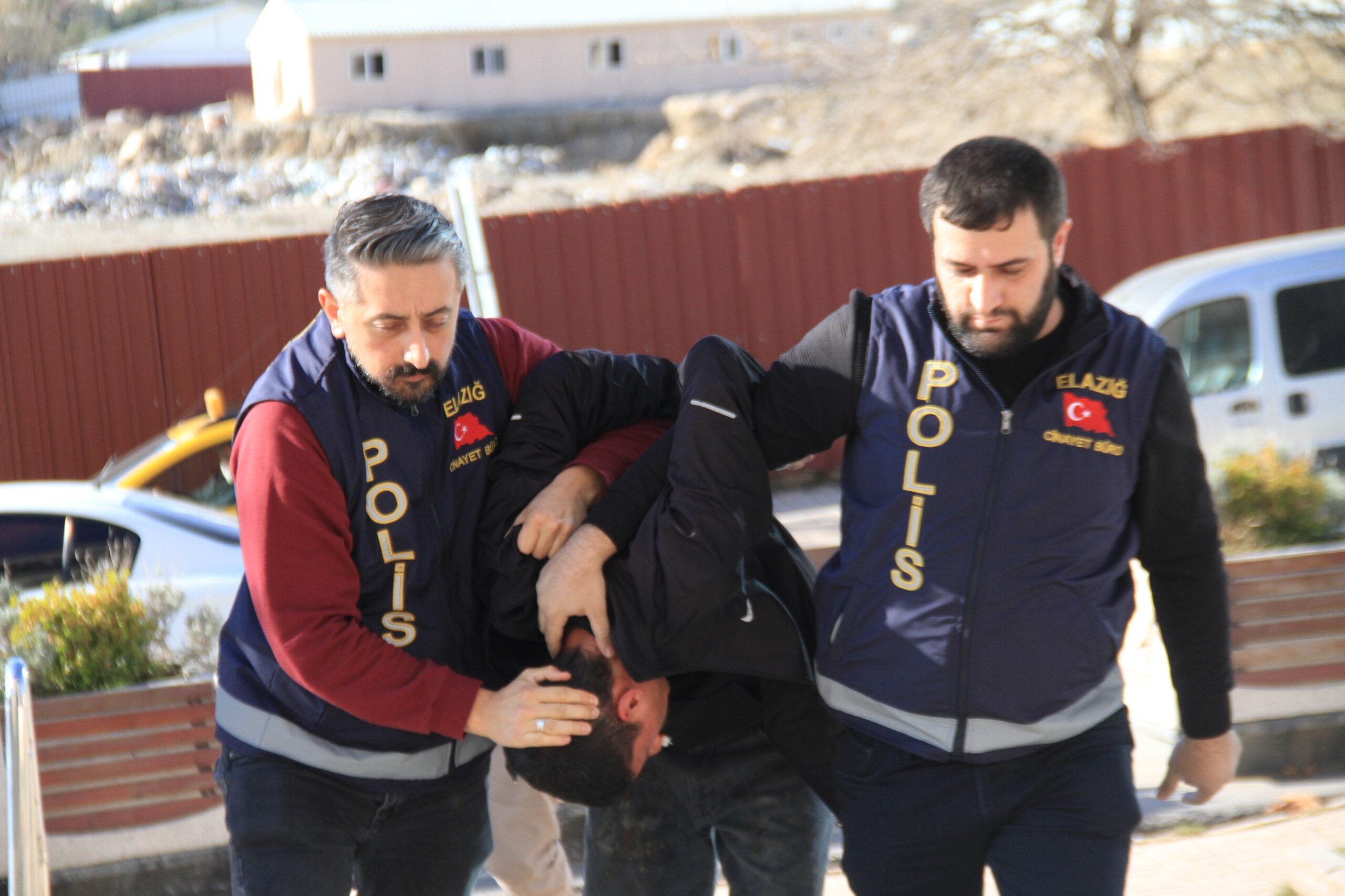 POLİSİ BIÇAKLAYAN ŞÜPHELİ TUTUKLANDI