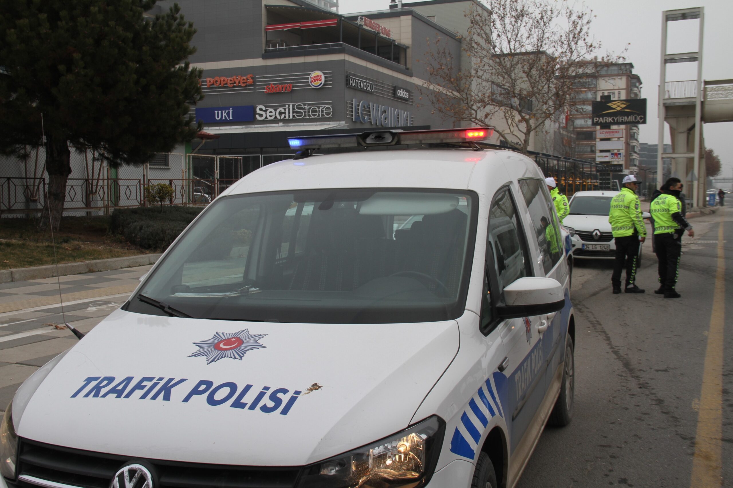 Elazığ'da Belediyeye ait kamyon bir kadına çarptı
