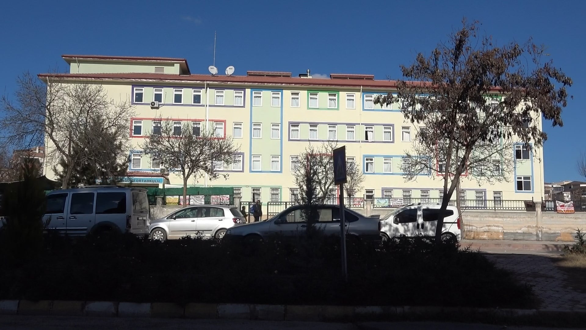 Elazığ'da Sınav sonucu kötü gelen öğrenci 2'nci kattaki sınıfından aşağı atladı Elazığ’da Sınav sonucu kötü gelen öğrenci 2’nci kattaki sınıfından aşağı atladı