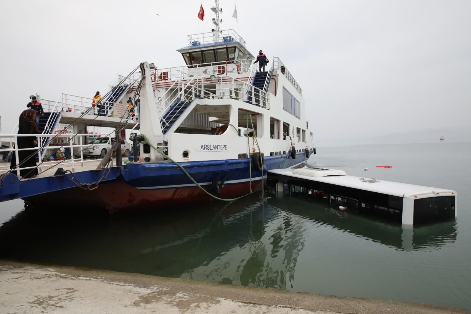 Malatya'da Halk Otobüsü baraja düştü Malatya'da Halk Otobüsü baraja düştü