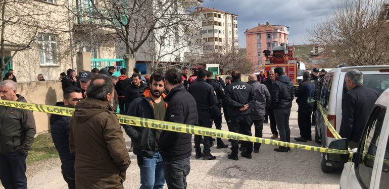 Elazığ'da bir evde 6 kişi ölü bulundu.