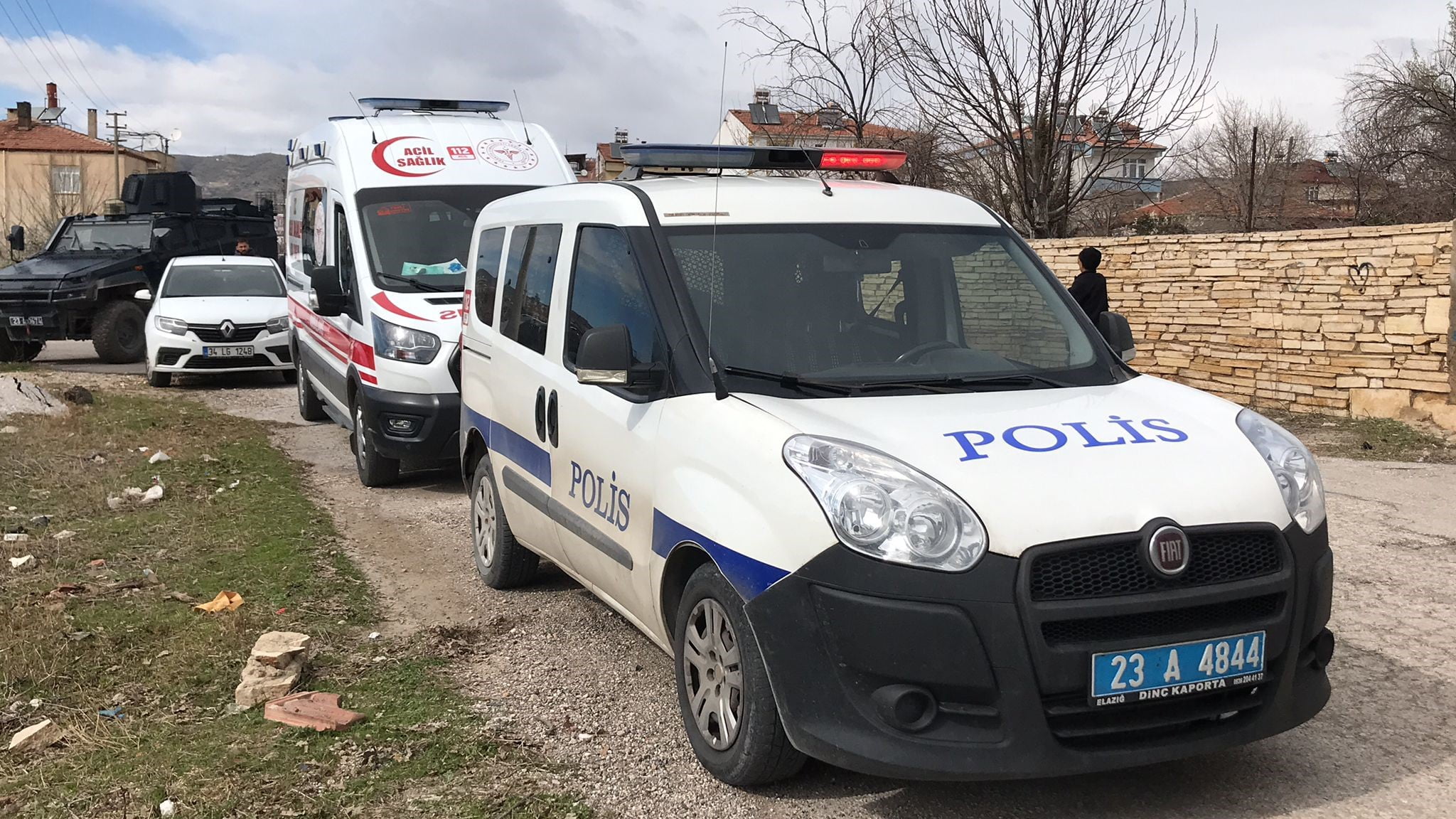 Elazığ'da bir evde 6 kişi ölü bulundu.