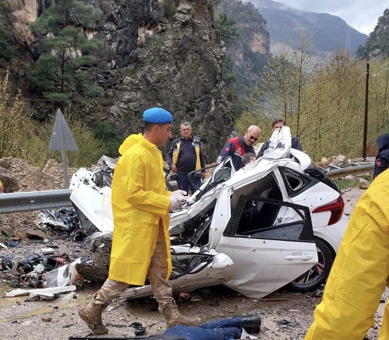 Adana'da feci kaza 4 öğretmen hayatını kaybetti!