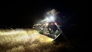 AŞIRI SICAKLAR ÇİFTÇİLERE GECE MESAİ YAPTIRIYOR