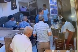 SOLUK BORUSUNA YEMEK KAÇAN MÜŞTERİSİNİ 'HEİMLİCH' İLE KURTARDI
