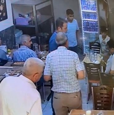 SOLUK BORUSUNA YEMEK KAÇAN MÜŞTERİSİNİ 'HEİMLİCH' İLE KURTARDI