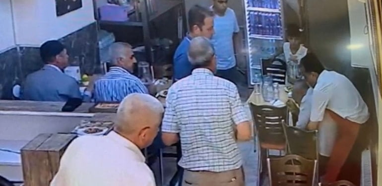 SOLUK BORUSUNA YEMEK KAÇAN MÜŞTERİSİNİ 'HEİMLİCH' İLE KURTARDI