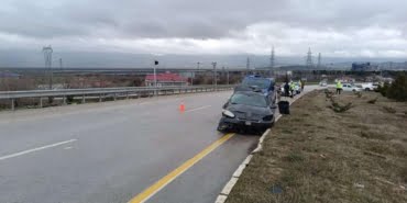 Elazığ’da otomobil refüje çarptı: 2 yaralı ELAZIĞ