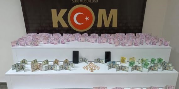 Kendilerini polis olarak tanıtıp vatandaşı dolandıran şüpheliler tutuklandı Kendilerini polis olarak tanıtıp vatandaşı dolandıran şüpheliler tutuklandı