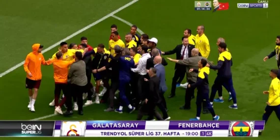 Galatasaray-Fenerbahçe derbisi öncesi kavga çıktı! Galatasaray-Fenerbahçe derbisi öncesi kavga çıktı!