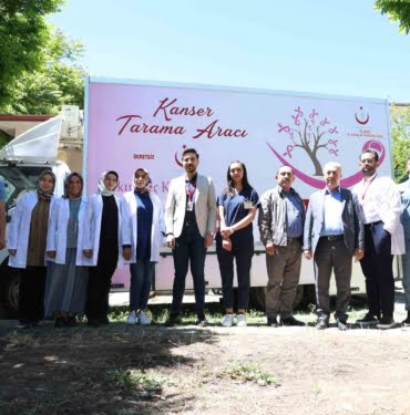 SAĞLIKÇILAR 'KANSERDE ERKEN TANI' İÇİN MOBİL ARAÇLA İLÇE İLÇE DOLAŞIYOR