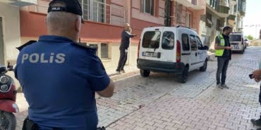 DENGESİNİ KAYBEDEN YAŞLI KADIN, 4'ÜNCÜ KATTAN PARK HALİNDEKİ OTOMOBİLİN ÜZERİNE DÜŞTÜ DÖRDÜNCÜ KATTAN PARK HALİNDEKİ OTOMOBİLİN ÜSTÜNE DÜŞEN YAŞLI KADIN AĞIR YARALANDI