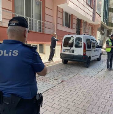 DENGESİNİ KAYBEDEN YAŞLI KADIN, 4'ÜNCÜ KATTAN PARK HALİNDEKİ OTOMOBİLİN ÜZERİNE DÜŞTÜ DÖRDÜNCÜ KATTAN PARK HALİNDEKİ OTOMOBİLİN ÜSTÜNE DÜŞEN YAŞLI KADIN AĞIR YARALANDI