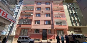 ELAZIĞ’DA 4. KATTAN PARK HALİNDEKİ OTOMOBİLİN ÜZERİNE DÜŞEN KADIN HAYATINI KAYBETTİ