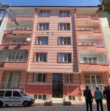 ELAZIĞ’DA 4. KATTAN PARK HALİNDEKİ OTOMOBİLİN ÜZERİNE DÜŞEN KADIN HAYATINI KAYBETTİ