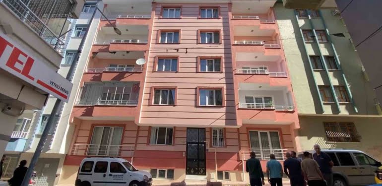 ELAZIĞ’DA 4. KATTAN PARK HALİNDEKİ OTOMOBİLİN ÜZERİNE DÜŞEN KADIN HAYATINI KAYBETTİ