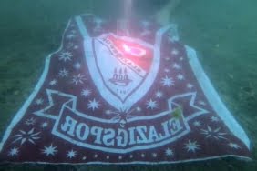 DALGIÇLARDAN SU ALTINDA ŞAMPİYONLUK KUTLAMASI