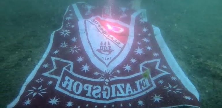 DALGIÇLARDAN SU ALTINDA ŞAMPİYONLUK KUTLAMASI