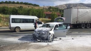 ELAZIĞ'DA TRAFİK KAZASI: ÇARPIŞAN OTOMOBİLLERDEN BİRİ ALEV ALEV YANDI, 1 KİŞİ ÖLDÜ 6 KİŞİ YARALANDI