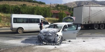 Elazığ'da trafik kazası: 1 kişi öldü 6 kişi yaralandı ELAZIĞ'DA TRAFİK KAZASI: ÇARPIŞAN OTOMOBİLLERDEN BİRİ ALEV ALEV YANDI, 1 KİŞİ ÖLDÜ 6 KİŞİ YARALANDI