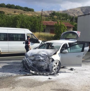 ELAZIĞ'DA TRAFİK KAZASI: ÇARPIŞAN OTOMOBİLLERDEN BİRİ ALEV ALEV YANDI, 1 KİŞİ ÖLDÜ 6 KİŞİ YARALANDI