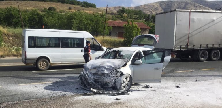 ELAZIĞ'DA TRAFİK KAZASI: ÇARPIŞAN OTOMOBİLLERDEN BİRİ ALEV ALEV YANDI, 1 KİŞİ ÖLDÜ 6 KİŞİ YARALANDI