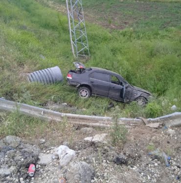Elazığ’da otomobil şarampole uçtu: 2 yaralı