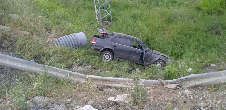 Elazığ’da otomobil şarampole uçtu: 2 yaralı