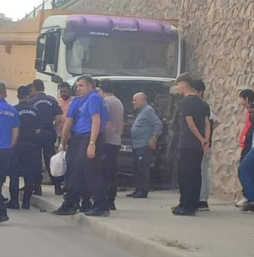 Elazığ’da kamyon duvara çarptı: 1 yaralı