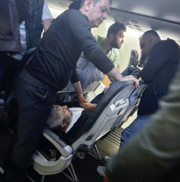 MİLLETVEKİLİ EROL, UÇAKTA KALBİ DURAN HASTAYI HAYATA DÖNDÜRDÜ