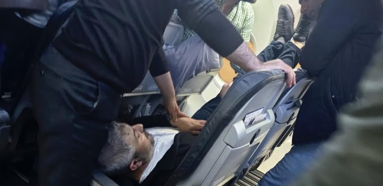 MİLLETVEKİLİ EROL, UÇAKTA KALBİ DURAN HASTAYI HAYATA DÖNDÜRDÜ