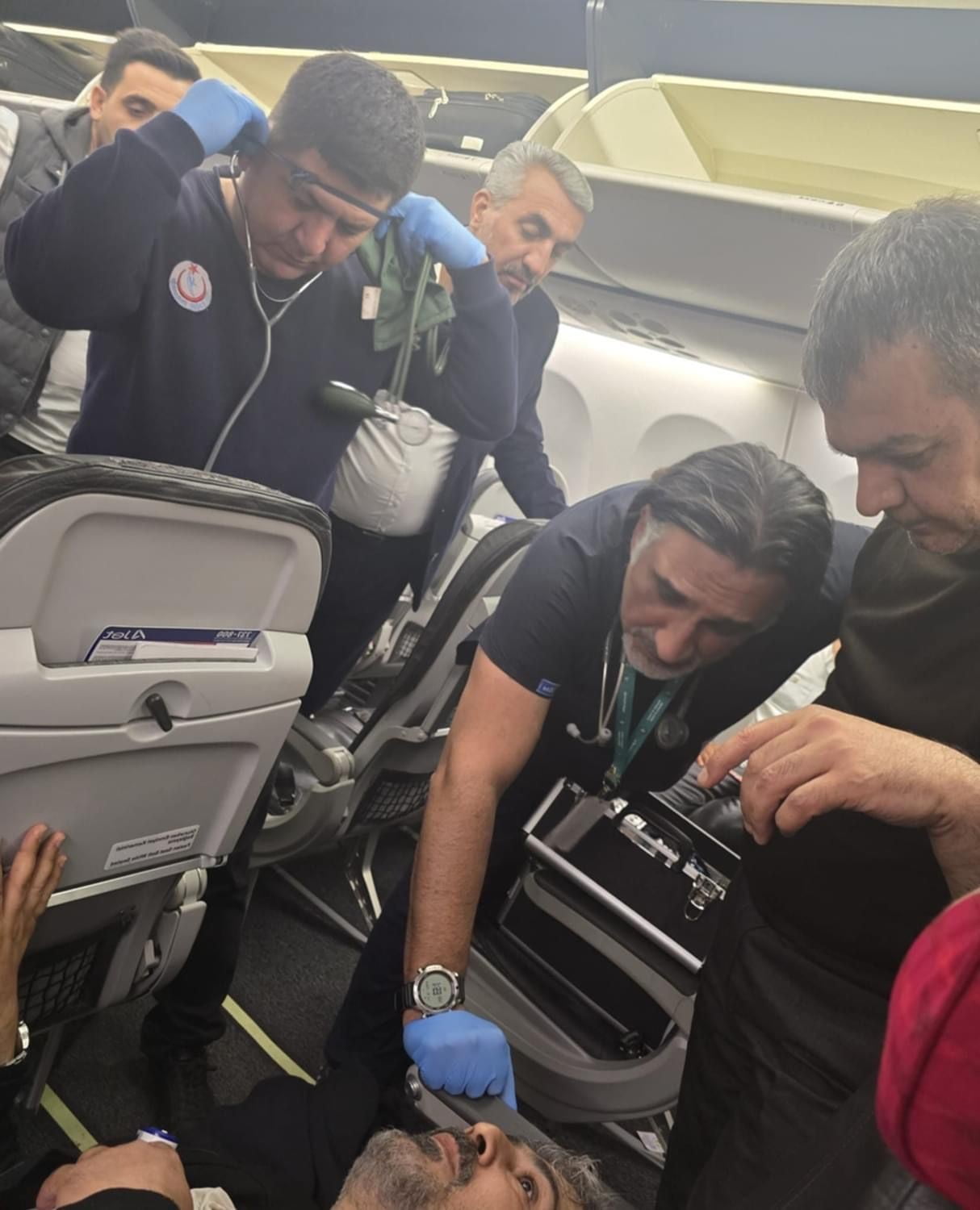 Elazığ Milletvekili uçakta kalbi duran yolcuyu hayata geri döndürdü