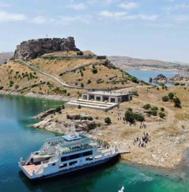 100-kadin-tarihi-pertek-kalesini-gezdi-6RjmjEa9.jpg
