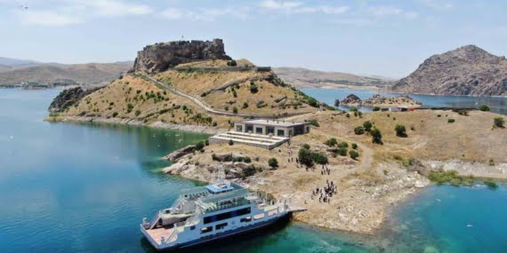 100 kadın, tarihi Pertek Kalesi’ni gezdi 100 kadın, tarihi Pertek Kalesi’ni gezdi