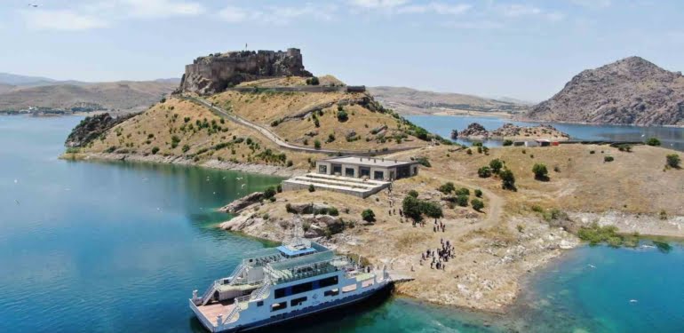 100-kadin-tarihi-pertek-kalesini-gezdi-6RjmjEa9.jpg