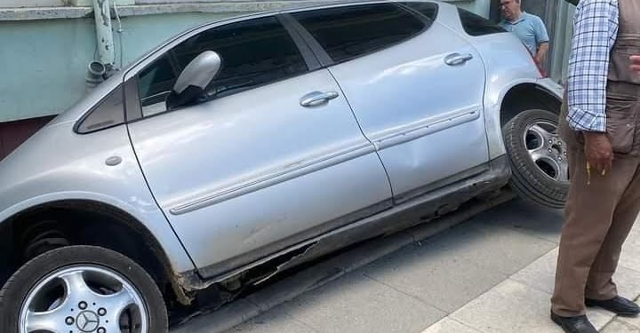 OTOMOBİL APARTMAN BOŞLUĞUNA DÜŞTÜ: 2 YARALI