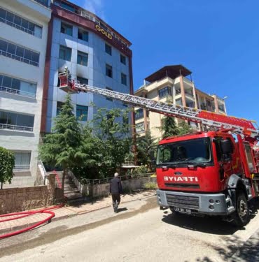 PANSİYONDA YANGIN: DUMANDAN ETKİLENEN 2 KİŞİ KURTARILDI