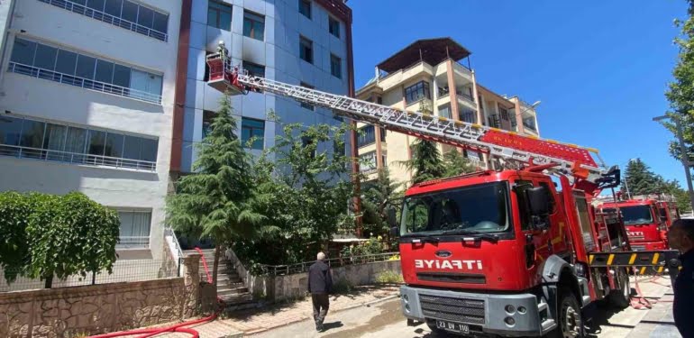 PANSİYONDA YANGIN: DUMANDAN ETKİLENEN 2 KİŞİ KURTARILDI