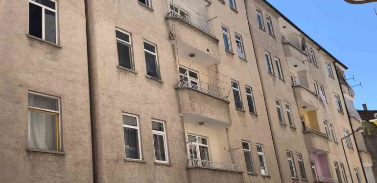 ELAZIĞ’DA 3’ÜNCÜ KATTAN DÜŞEN ÇOCUK YARALANDI
