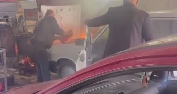 TAMİR İÇİN SANAYİYE GETİRİLEN ARAÇ SIRADA BEKLERKEN ALEV ALDI