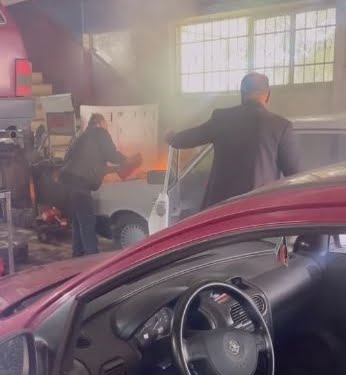TAMİR İÇİN SANAYİYE GETİRİLEN ARAÇ SIRADA BEKLERKEN ALEV ALDI