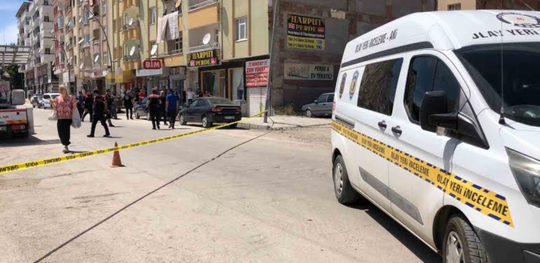 Elazığ'da bir market içerisindeki tartışma silahlı kavgaya dönüştü: 3 yaralı