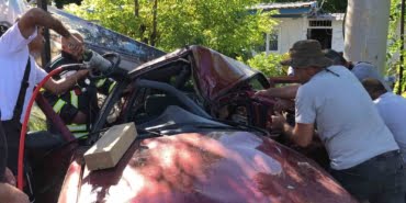 KAZADA SIKIŞAN SÜRÜCÜ 1 SAATLİK ÇALIŞMAYLA KURTARILDI