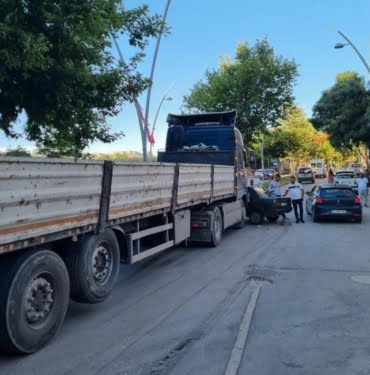 TIR İLE OTOMOBİL ÇARPIŞTI: O ANLAR KAMERADA