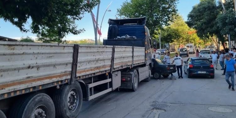 TIR İLE OTOMOBİL ÇARPIŞTI: O ANLAR KAMERADA