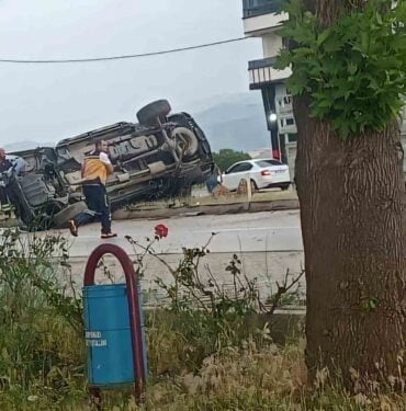 KONTROLDEN ÇIKAN ARAÇ TAKLA ATTI:  2 YARALI