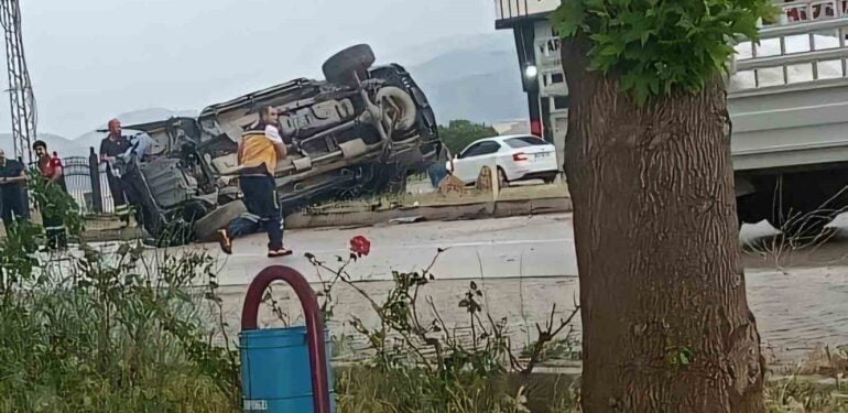 KONTROLDEN ÇIKAN ARAÇ TAKLA ATTI:  2 YARALI