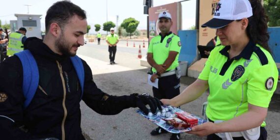 Elazığ Emniyet Ekiplerinden 'Yolun Sonu Bayram Olsun' Denetimi Elazığ Emniyet Ekiplerinden ‘Yolun Sonu Bayram Olsun’ Denetimi
