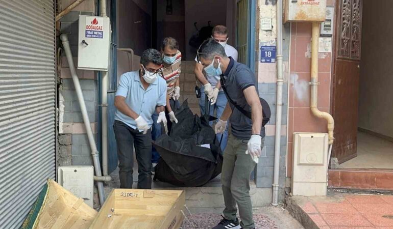 SAĞLIK EKİPLERİ BİRİNİN BAYGIN BULUNDUĞU İHBARINA GİTTİ, YAŞLI ADAMIN ÖLDÜĞÜ ORTAYA ÇIKTI