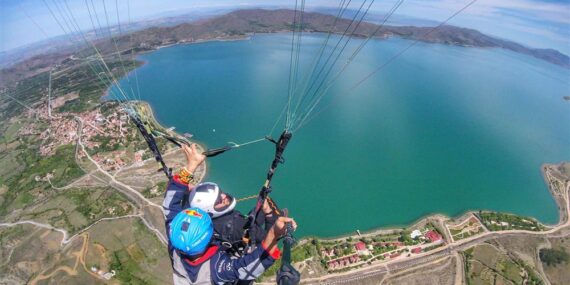 Elazığ’da yamaç paraşütü yapan bir kişi, ani rüzgardan dolayı göle düştü Elazığ’da yamaç paraşütü yapan bir kişi, ani rüzgardan dolayı göle düştü